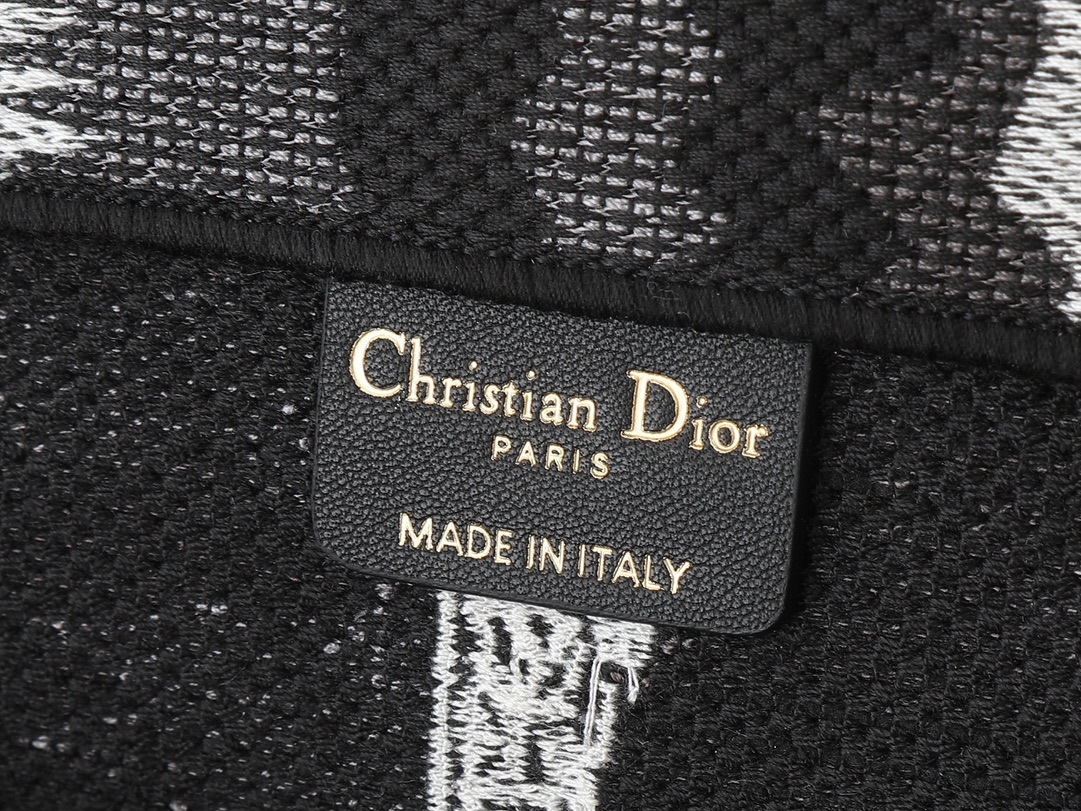 独家实物拍摄 大
原单 Dior Book Tote 托特
黑色宝塔42cm
这款 book tote手