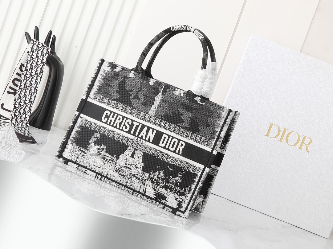 独家实物拍摄  中
原单 Dior Book Tote 托特
黑色宝塔36cm
这款 book tote