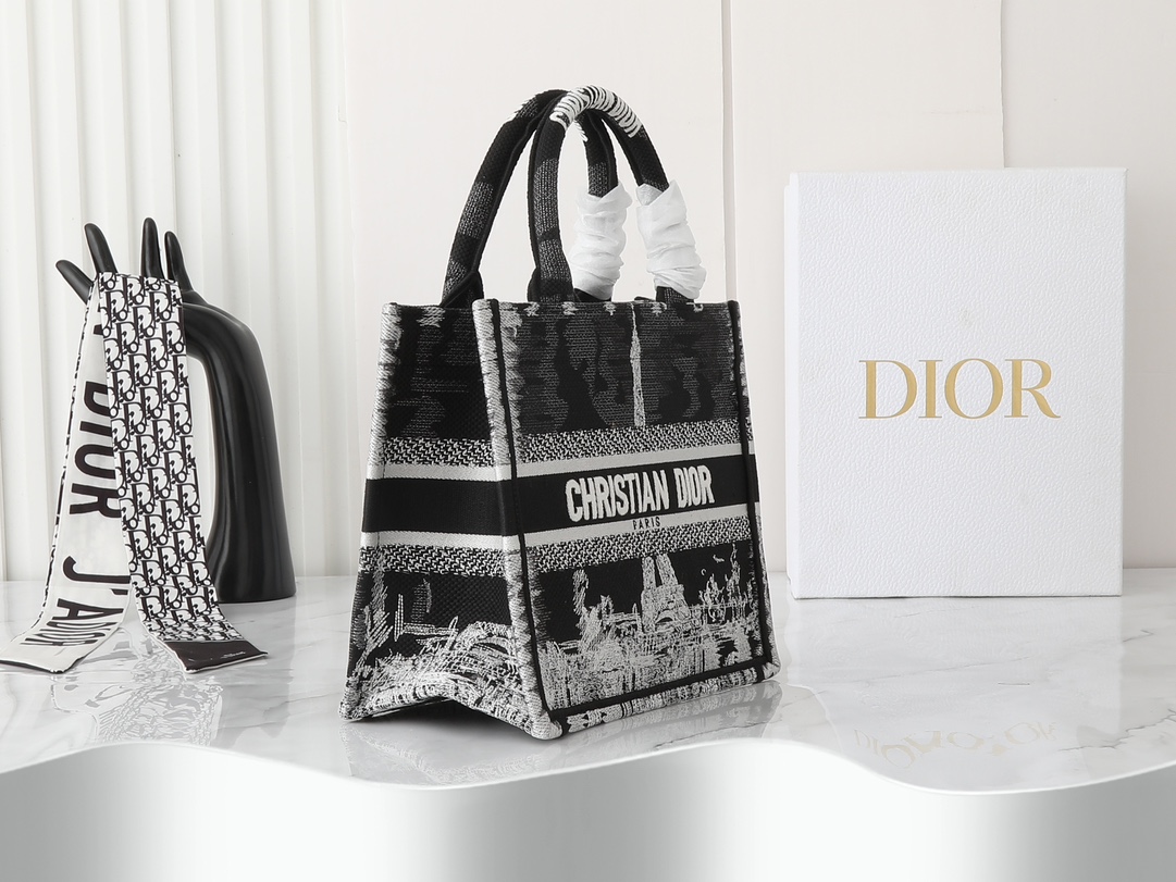 独家实物拍摄 小
原单 Dior Book Tote 托特
黑色宝塔26cm
这款 book tote手