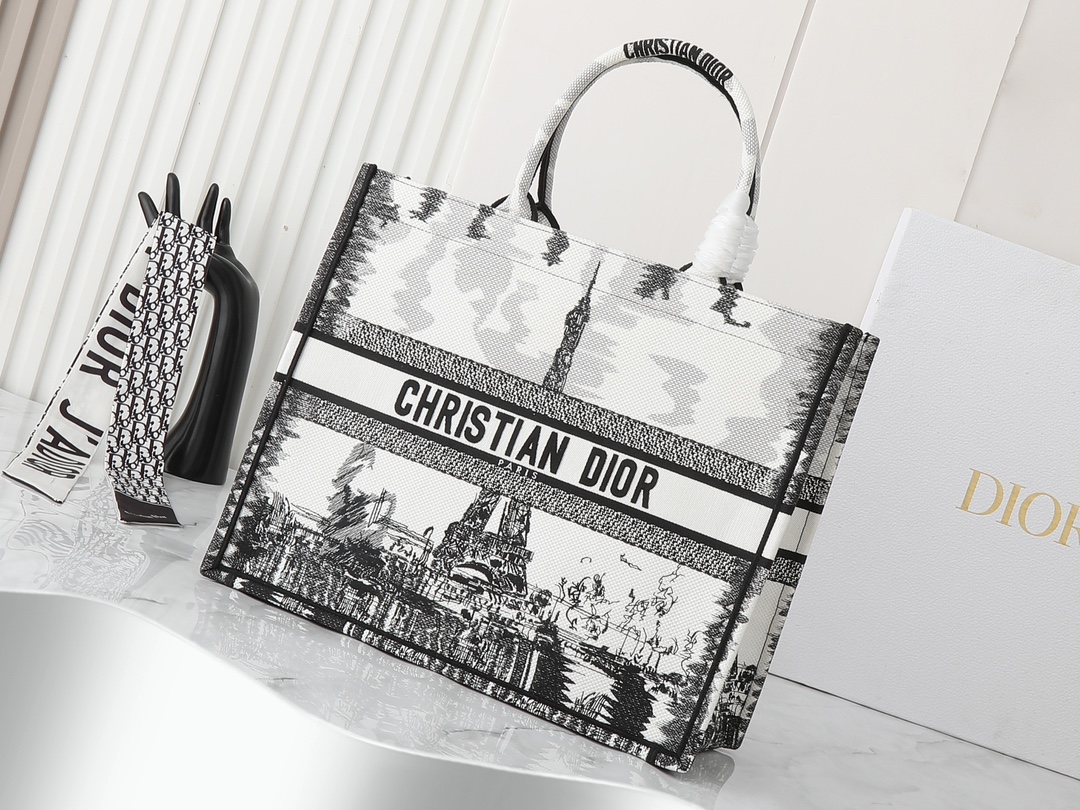 独家实物拍摄 大
原单 Dior Book Tote 托特
白色宝塔42cm
这款 book tote手