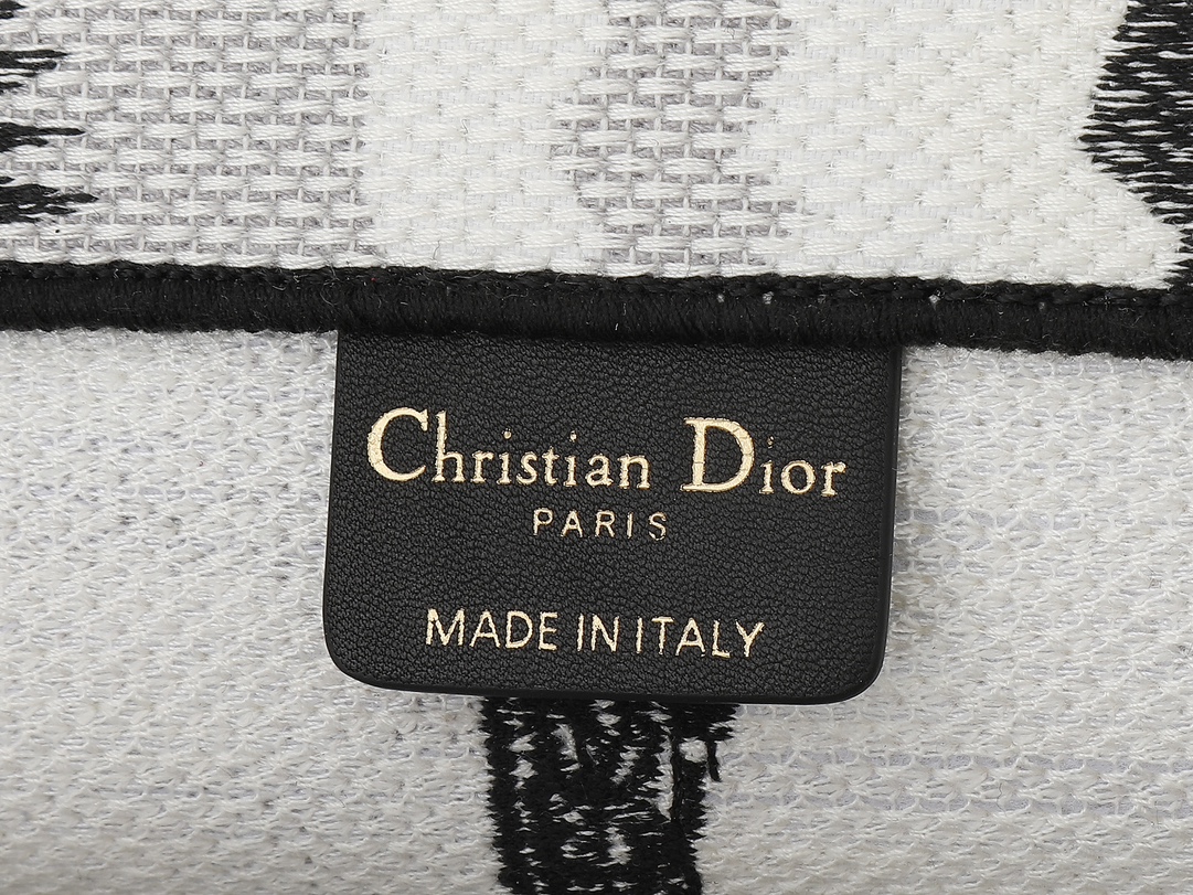 独家实物拍摄 大
原单 Dior Book Tote 托特
白色宝塔42cm
这款 book tote手