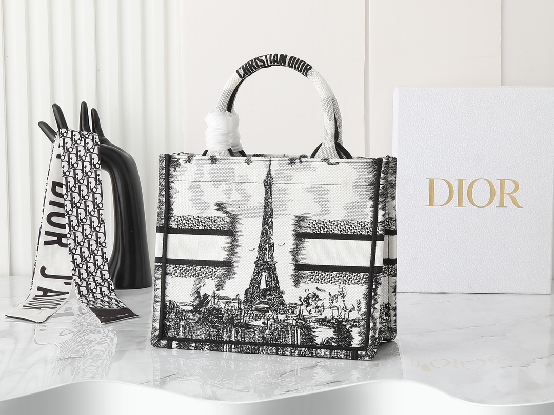 独家实物拍摄 小
原单 Dior Book Tote 托特
白色宝塔26cm
这款 book tote手