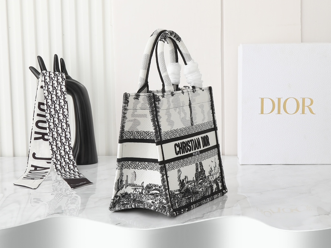 独家实物拍摄 小
原单 Dior Book Tote 托特
白色宝塔26cm
这款 book tote手