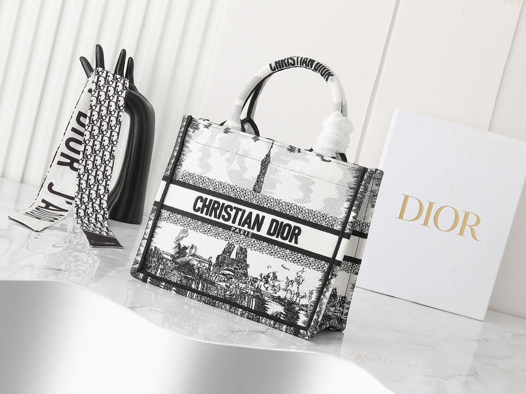 独家实物拍摄 小
原单 Dior Book Tote 托特
白色宝塔26cm
这款 book tote手