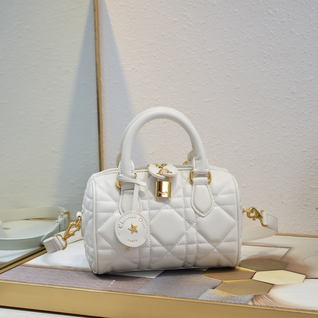 Dior Groove 20 White Quilted Handbag with Leather Key Charm and Lock 2 i1723352529 694 4