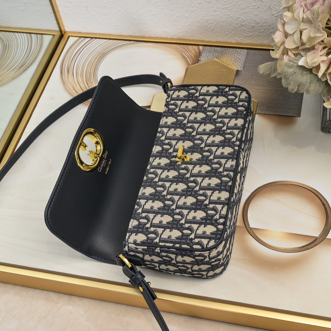 Dior 30 Montaigne Oblique East-West Chain Bag - Stylish & Elegant 9 i1724723700 187 6