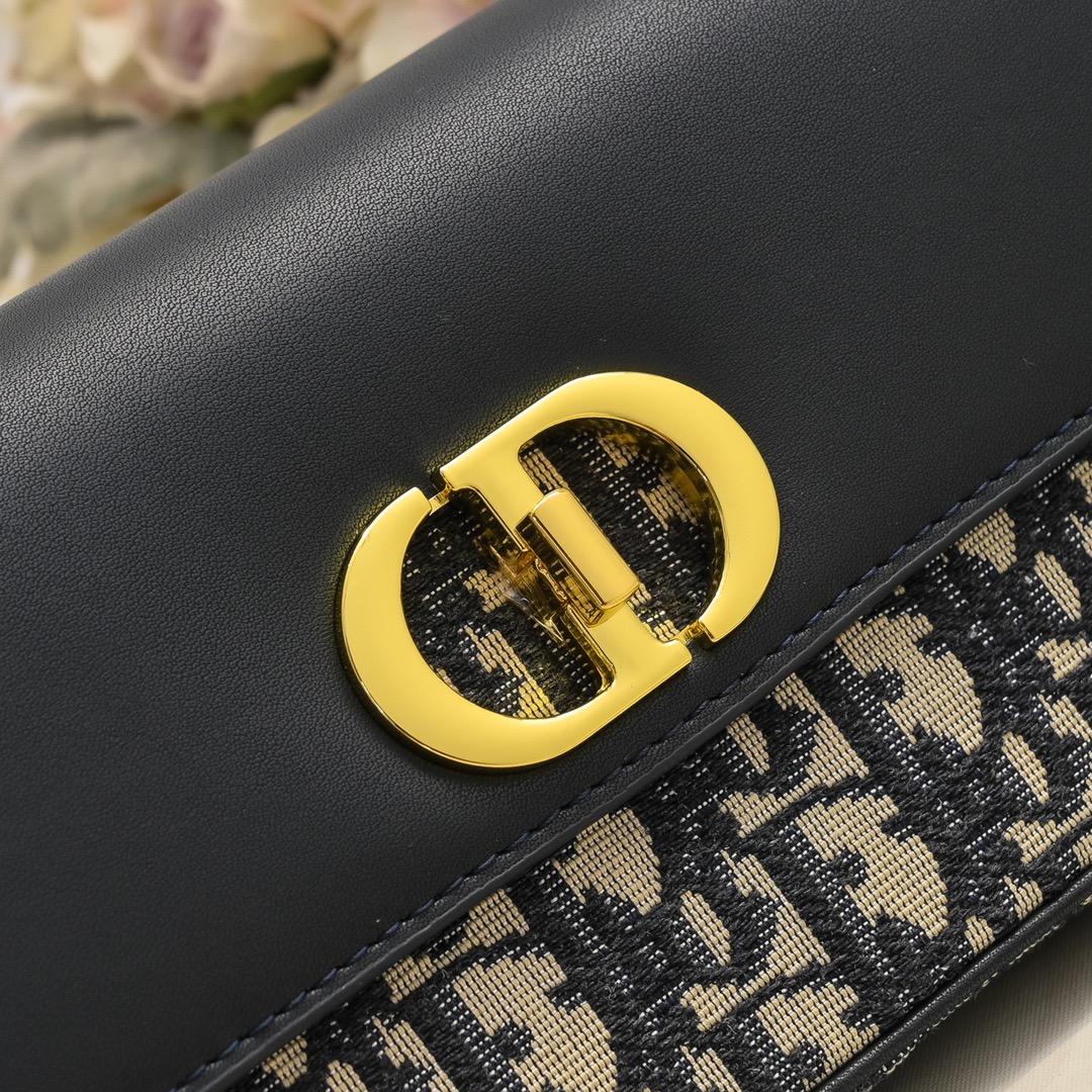 Dior 30 Montaigne Oblique East-West Chain Bag - Stylish & Elegant 5 i1724723700 3297 2