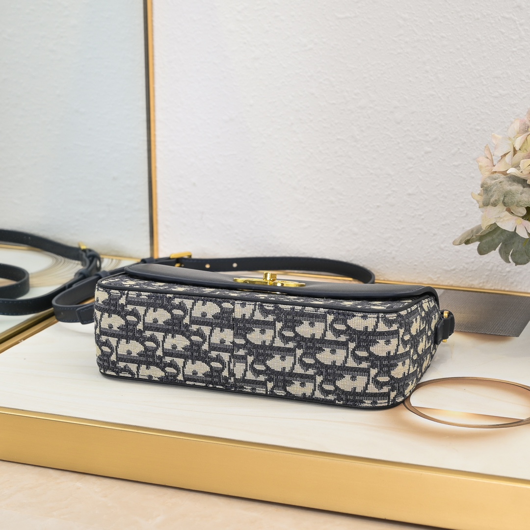 Dior 30 Montaigne Oblique East-West Chain Bag - Stylish & Elegant 7 i1724723700 6653 4