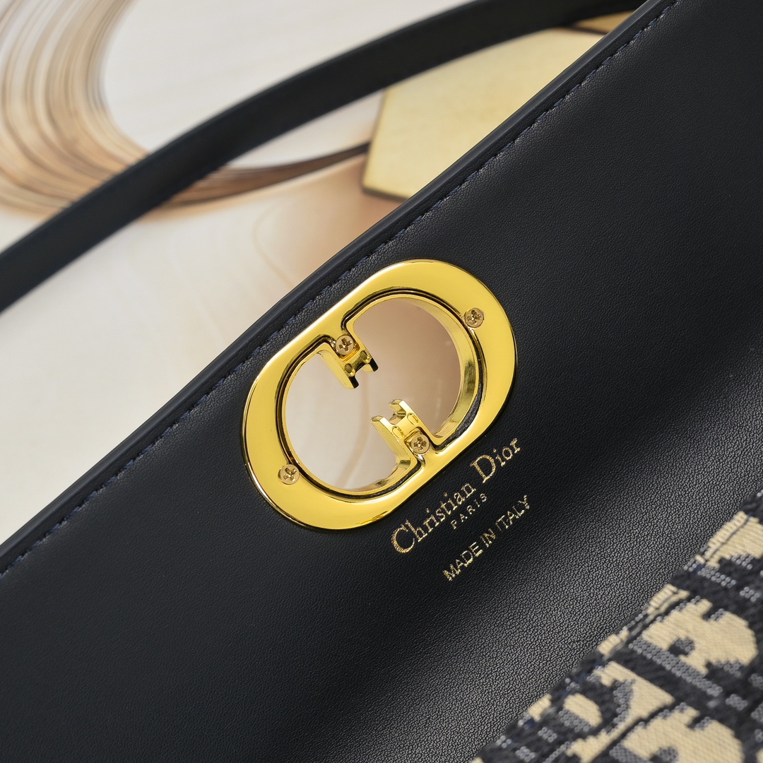 Dior 30 Montaigne Oblique East-West Chain Bag - Stylish & Elegant 8 i1724723700 7479 0