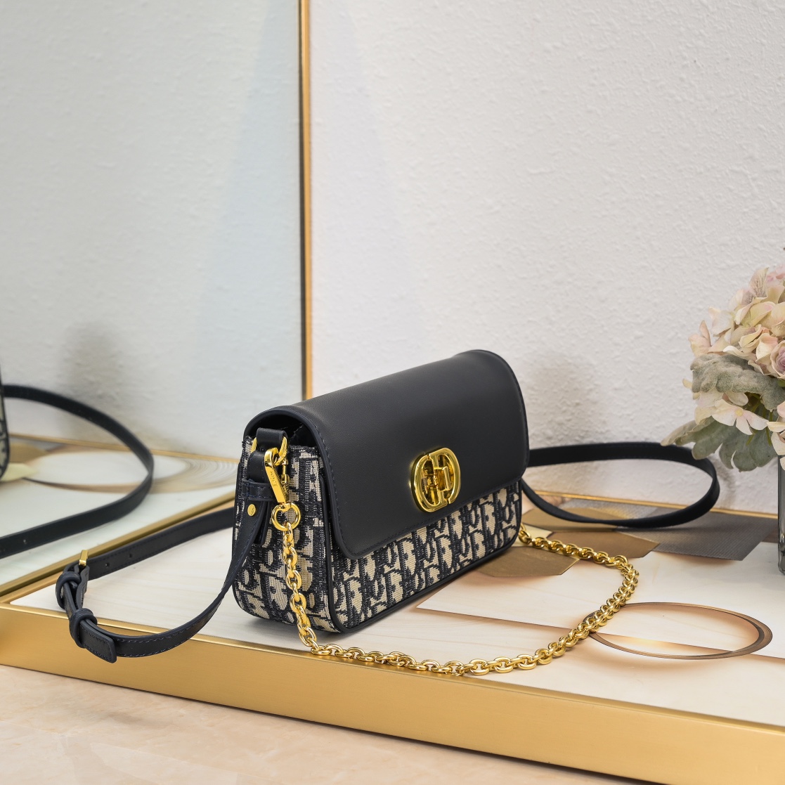 Dior 30 Montaigne Oblique East-West Chain Bag - Stylish & Elegant 3 i1724723700 7526 5