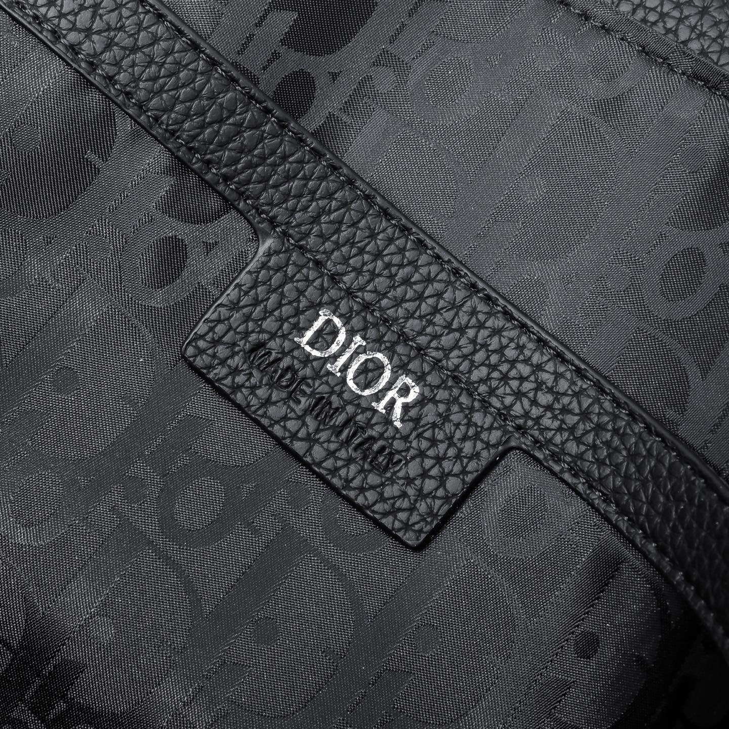 Dior-迪奥专柜最新款信使包/斜跨包😄官网同步 这款Dior Hit the Road 信使包是本季的