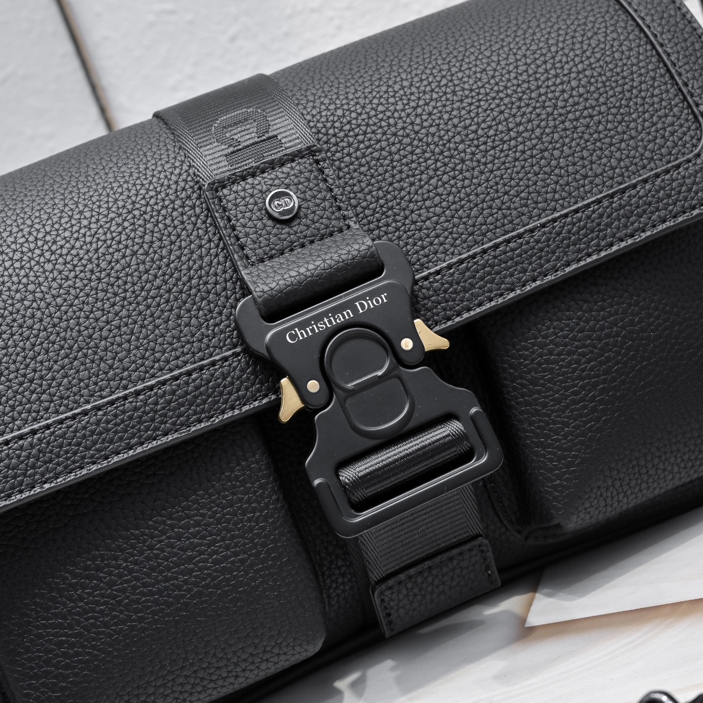 Dior-迪奥专柜最新款信使包/斜跨包😄官网同步 这款Dior Hit the Road 信使包是本季的