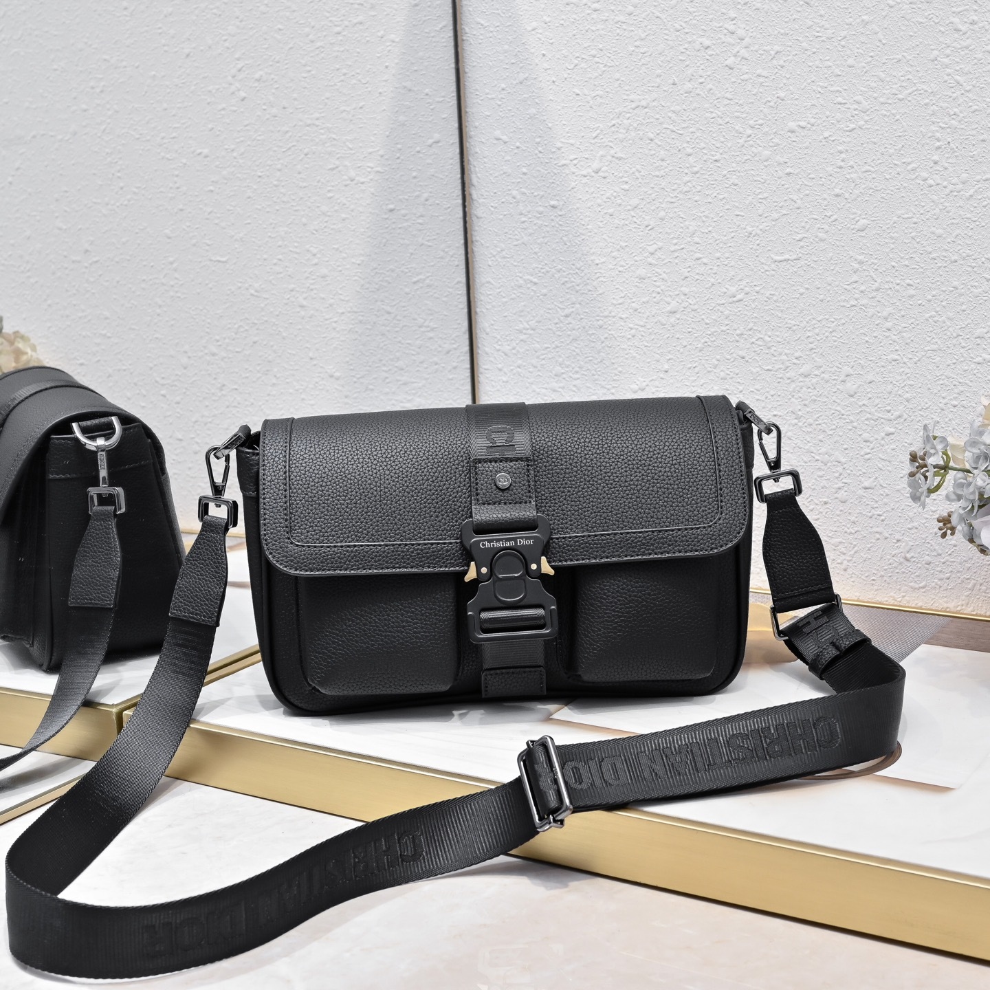 Dior-迪奥专柜最新款信使包/斜跨包😄官网同步 这款Dior Hit the Road 信使包是本季的