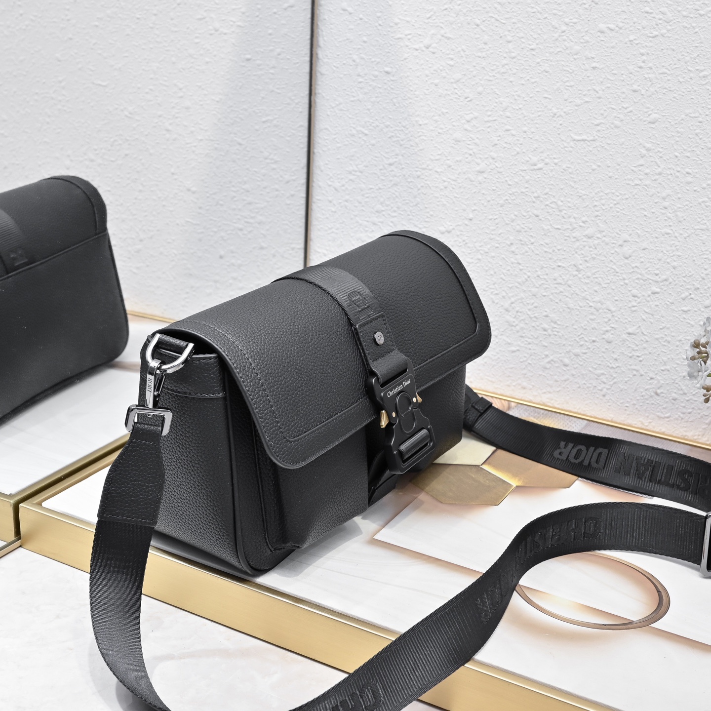 Dior-迪奥专柜最新款信使包/斜跨包😄官网同步 这款Dior Hit the Road 信使包是本季的
