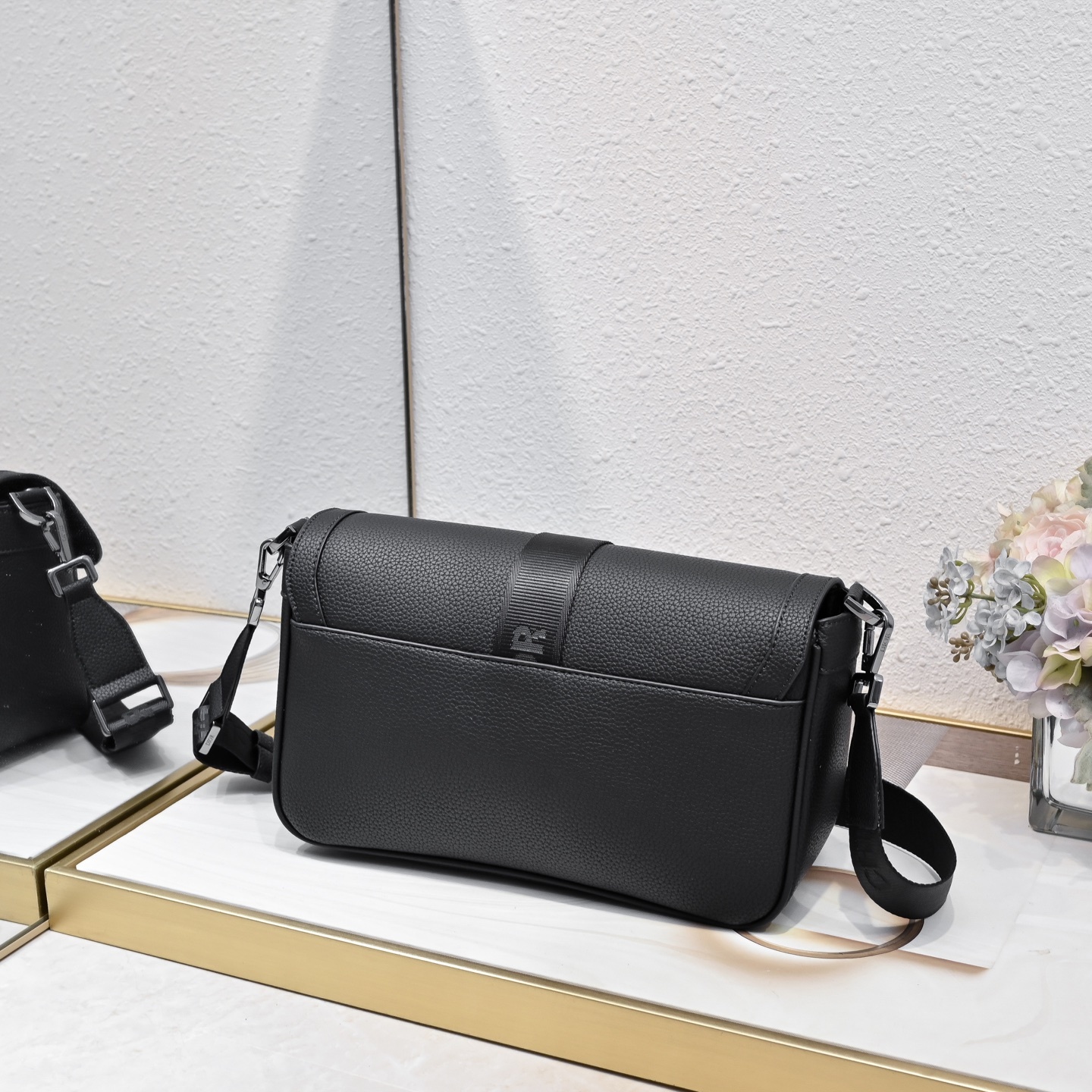 Dior-迪奥专柜最新款信使包/斜跨包😄官网同步 这款Dior Hit the Road 信使包是本季的