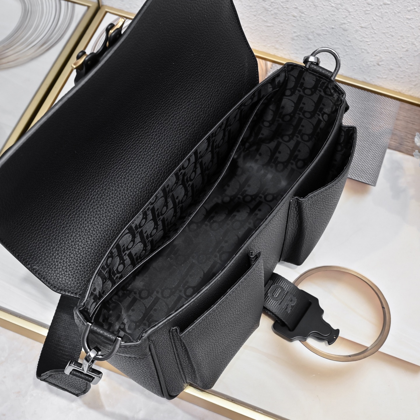 Dior-迪奥专柜最新款信使包/斜跨包😄官网同步 这款Dior Hit the Road 信使包是本季的