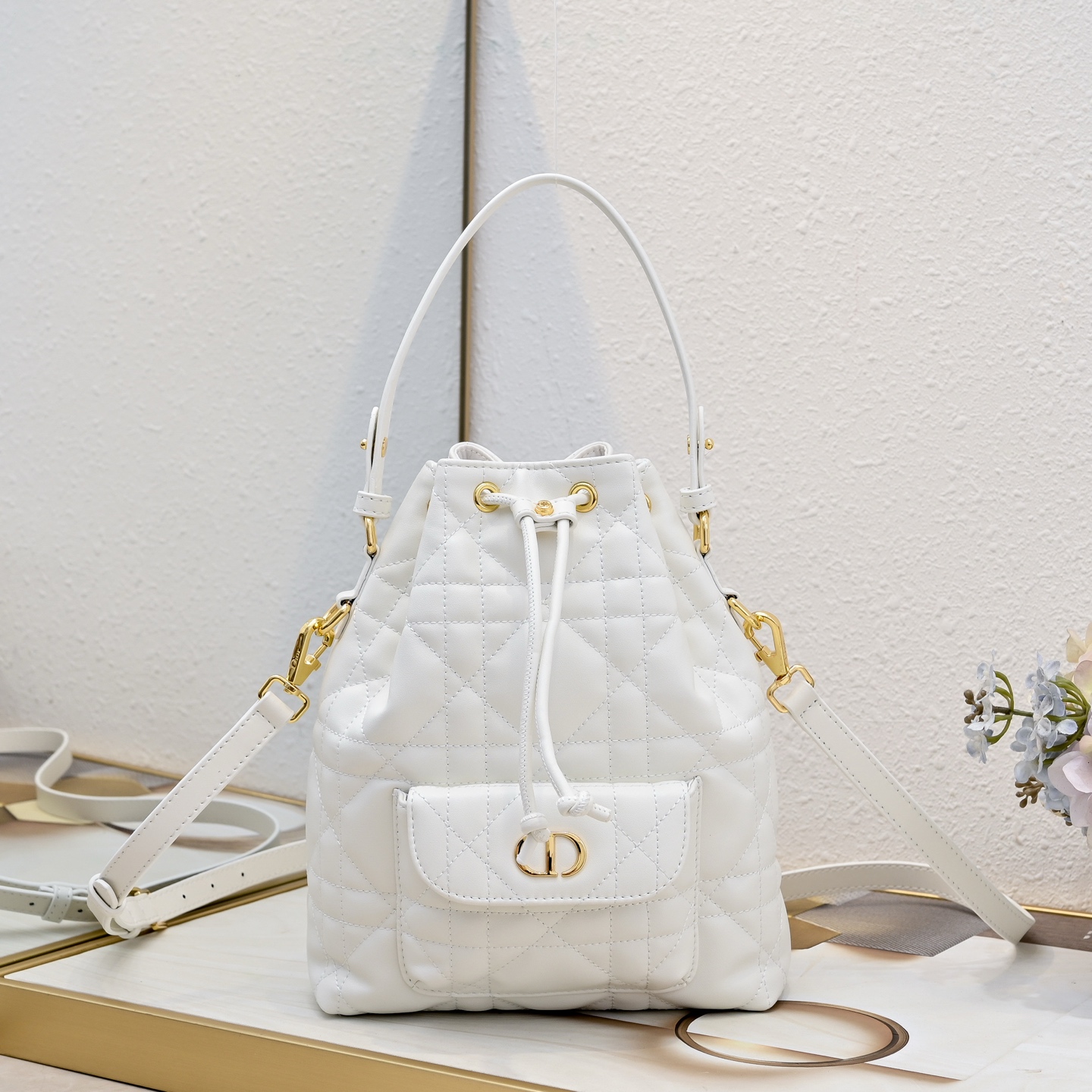 Este bolso de cubo Dior Caro de alta costura sin devolución Tamaño: 20x24x9 cm (largo x alto x ancho) es un nuevo produ…
