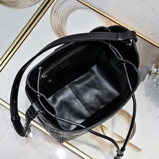 大号 D- 袋 这款 D-Motion 手袋是二零二五冬季成衣系列新品,时尚实用的桶式设计,别具一格。采用象牙色羊皮革 大号 D- 袋 这款 D-Motion 手袋是二零二五冬季成衣系列新品,时尚实用的桶式设计,别具一格。采用象牙色羊皮革