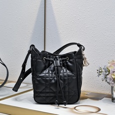 小号 D- 袋 这款 D-Motion 手袋是二零二五冬季成衣系列新品,时尚实用的桶式设计,别具一格。采用象牙色羊皮革等 小号 D- 袋 这款 D-Motion 手袋是二零二五冬季成衣系列新品,时尚实用的桶式设计,别具一格。采用象牙色羊皮革等