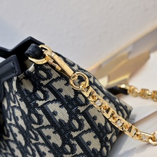 这款 Dior Jolie Top Handle 迷你链条手袋是二零二六早春成衣系列新品,呈现出优雅精致的设计。采用奶白 这款 Dior Jolie Top Handle 迷你链条手袋是二零二六早春成衣系列新品,呈现出优雅精致的设计。采用奶白