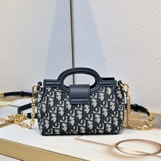 这款 Dior Jolie Top Handle 迷你链条手袋是二零二六早春成衣系列新品,呈现出优雅精致的设计。采用奶白 这款 Dior Jolie Top Handle 迷你链条手袋是二零二六早春成衣系列新品,呈现出优雅精致的设计。采用奶白