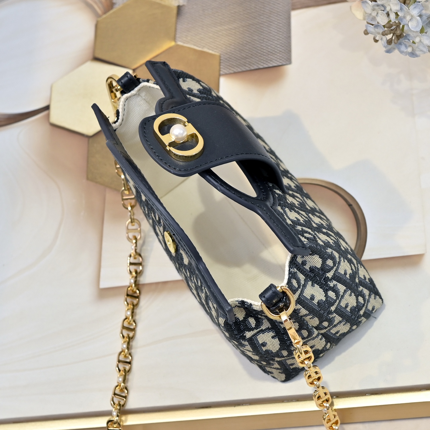 这款 Dior Jolie Top Handle 迷你链条手袋是二零二六早春成衣系列新品,呈现出优雅精致的设计。采用奶白 这款 Dior Jolie Top Handle 迷你链条手袋是二零二六早春成衣系列新品,呈现出优雅精致的设计。采用奶白