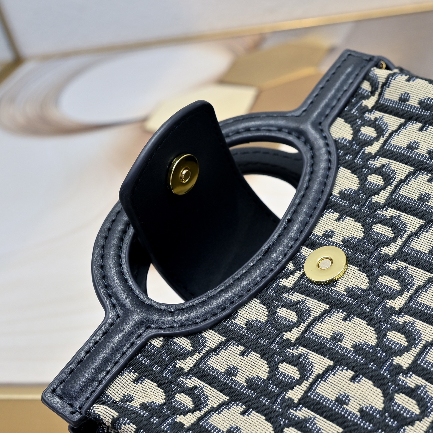 这款 Dior Jolie Top Handle 迷你链条手袋是二零二六早春成衣系列新品,呈现出优雅精致的设计。采用奶白 这款 Dior Jolie Top Handle 迷你链条手袋是二零二六早春成衣系列新品,呈现出优雅精致的设计。采用奶白