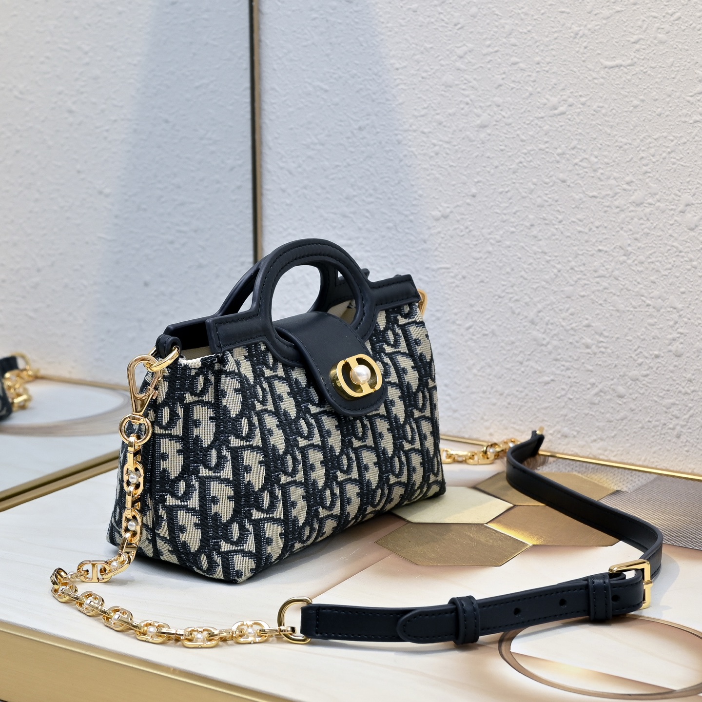 这款 Dior Jolie Top Handle 迷你链条手袋是二零二六早春成衣系列新品,呈现出优雅精致的设计。采用奶白 这款 Dior Jolie Top Handle 迷你链条手袋是二零二六早春成衣系列新品,呈现出优雅精致的设计。采用奶白