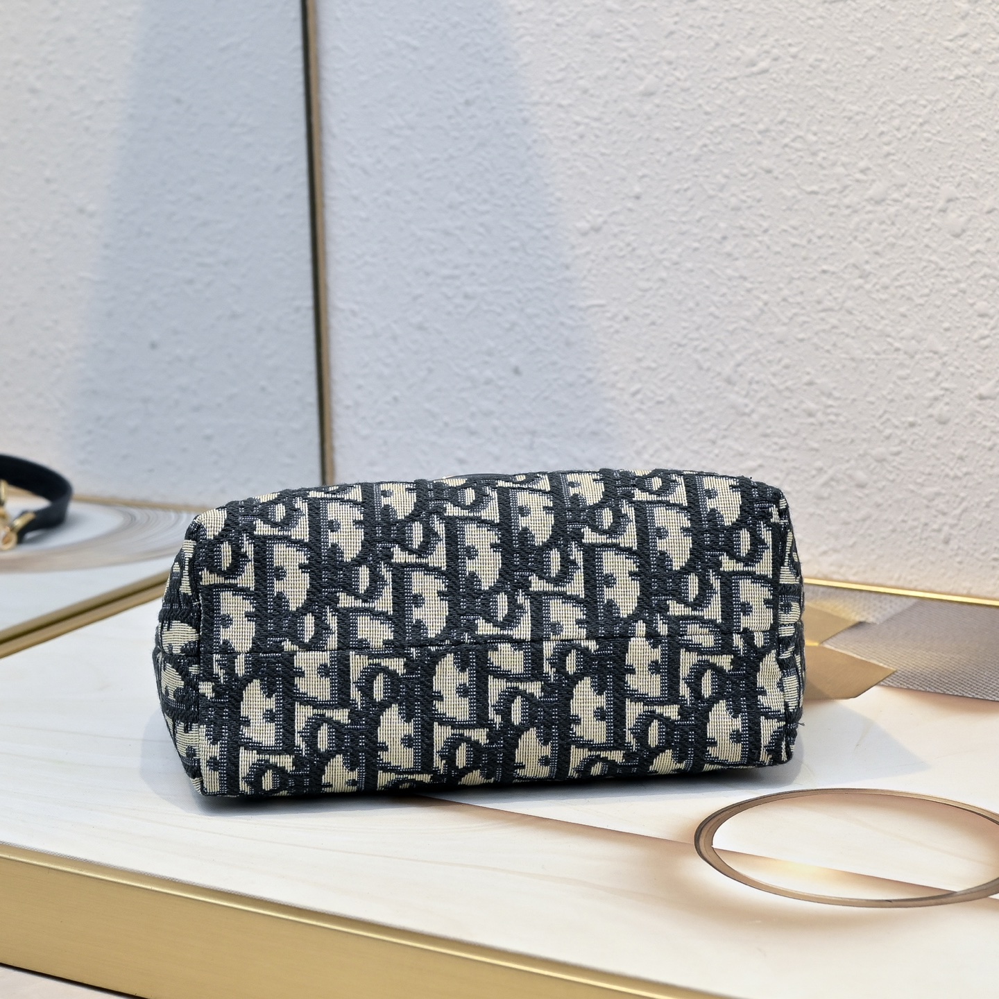这款 Dior Jolie Top Handle 迷你链条手袋是二零二六早春成衣系列新品,呈现出优雅精致的设计。采用奶白 这款 Dior Jolie Top Handle 迷你链条手袋是二零二六早春成衣系列新品,呈现出优雅精致的设计。采用奶白