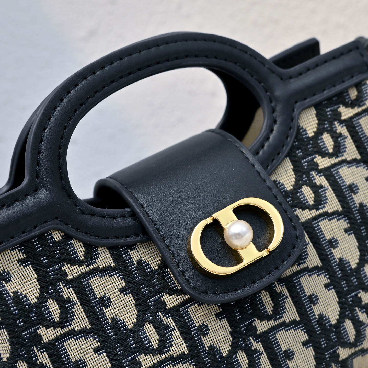 这款 Dior Jolie Top Handle 迷你链条手袋是二零二六早春成衣系列新品,呈现出优雅精致的设计。采用奶白 这款 Dior Jolie Top Handle 迷你链条手袋是二零二六早春成衣系列新品,呈现出优雅精致的设计。采用奶白