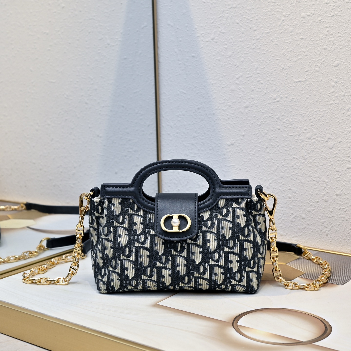 这款 Dior Jolie Top Handle 迷你链条手袋是二零二六早春成衣系列新品,呈现出优雅精致的设计。采用奶白 这款 Dior Jolie Top Handle 迷你链条手袋是二零二六早春成衣系列新品,呈现出优雅精致的设计。采用奶白