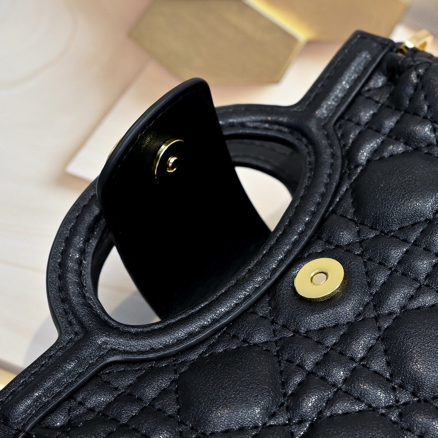 这款 Dior Jolie Top Handle 迷你链条手袋是二零二六早春成衣系列新品,呈现出优雅精致的设计。采用奶白 这款 Dior Jolie Top Handle 迷你链条手袋是二零二六早春成衣系列新品,呈现出优雅精致的设计。采用奶白