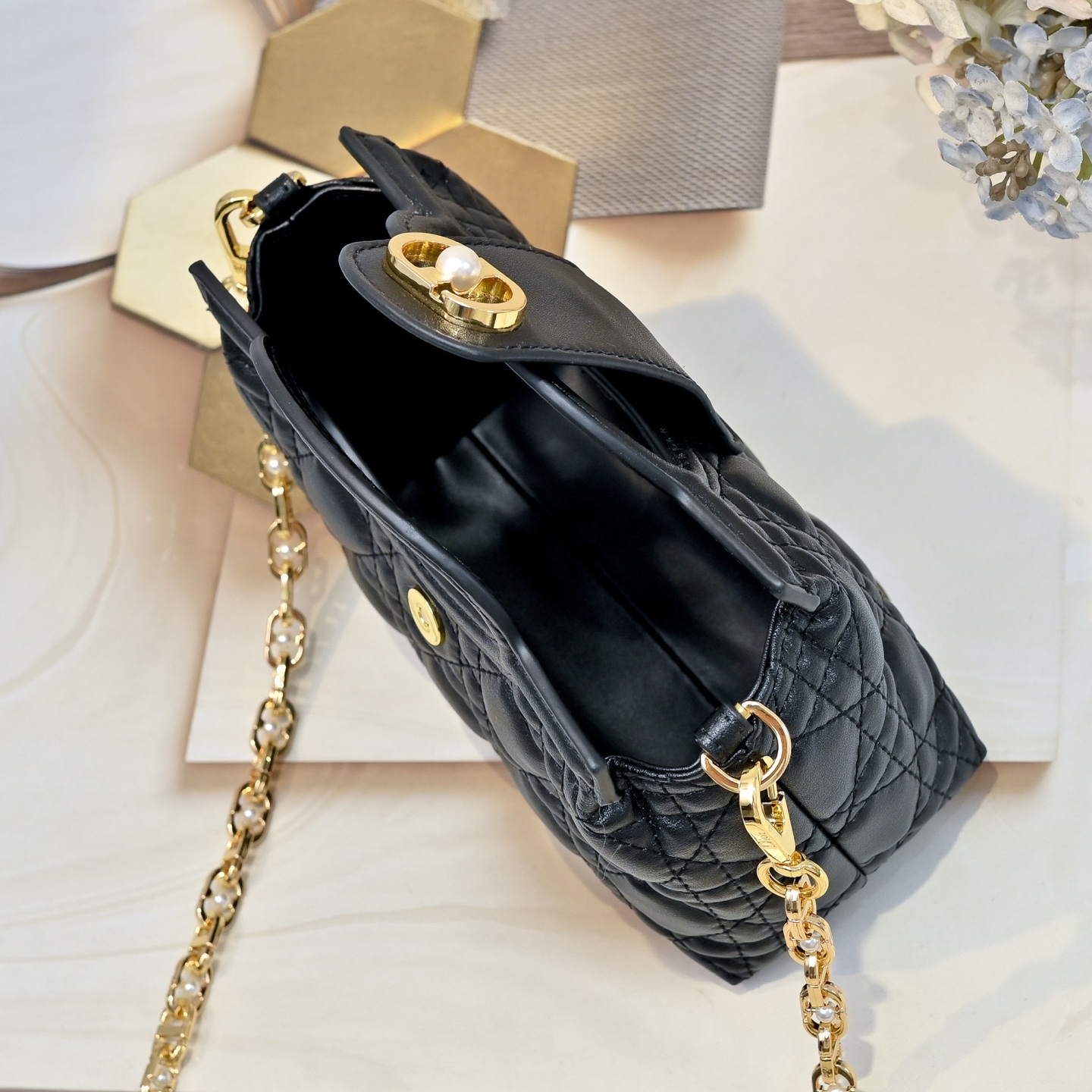 这款 Dior Jolie Top Handle 迷你链条手袋是二零二六早春成衣系列新品,呈现出优雅精致的设计。采用奶白 这款 Dior Jolie Top Handle 迷你链条手袋是二零二六早春成衣系列新品,呈现出优雅精致的设计。采用奶白