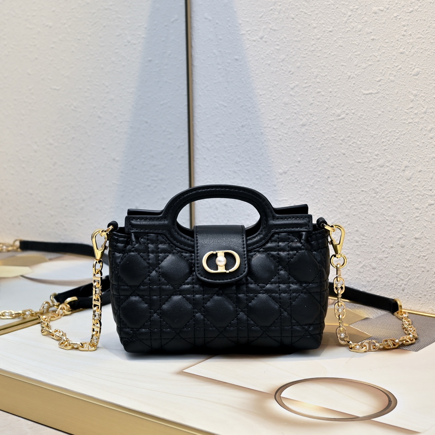这款 Dior Jolie Top Handle 迷你链条手袋是二零二六早春成衣系列新品,呈现出优雅精致的设计。采用奶白 这款 Dior Jolie Top Handle 迷你链条手袋是二零二六早春成衣系列新品,呈现出优雅精致的设计。采用奶白