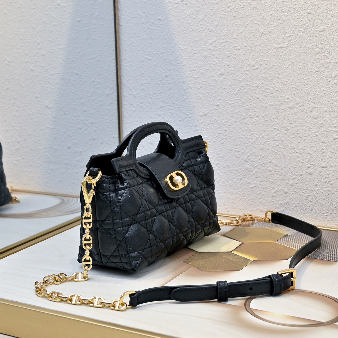 这款 Dior Jolie Top Handle 迷你链条手袋是二零二六早春成衣系列新品,呈现出优雅精致的设计。采用奶白 这款 Dior Jolie Top Handle 迷你链条手袋是二零二六早春成衣系列新品,呈现出优雅精致的设计。采用奶白