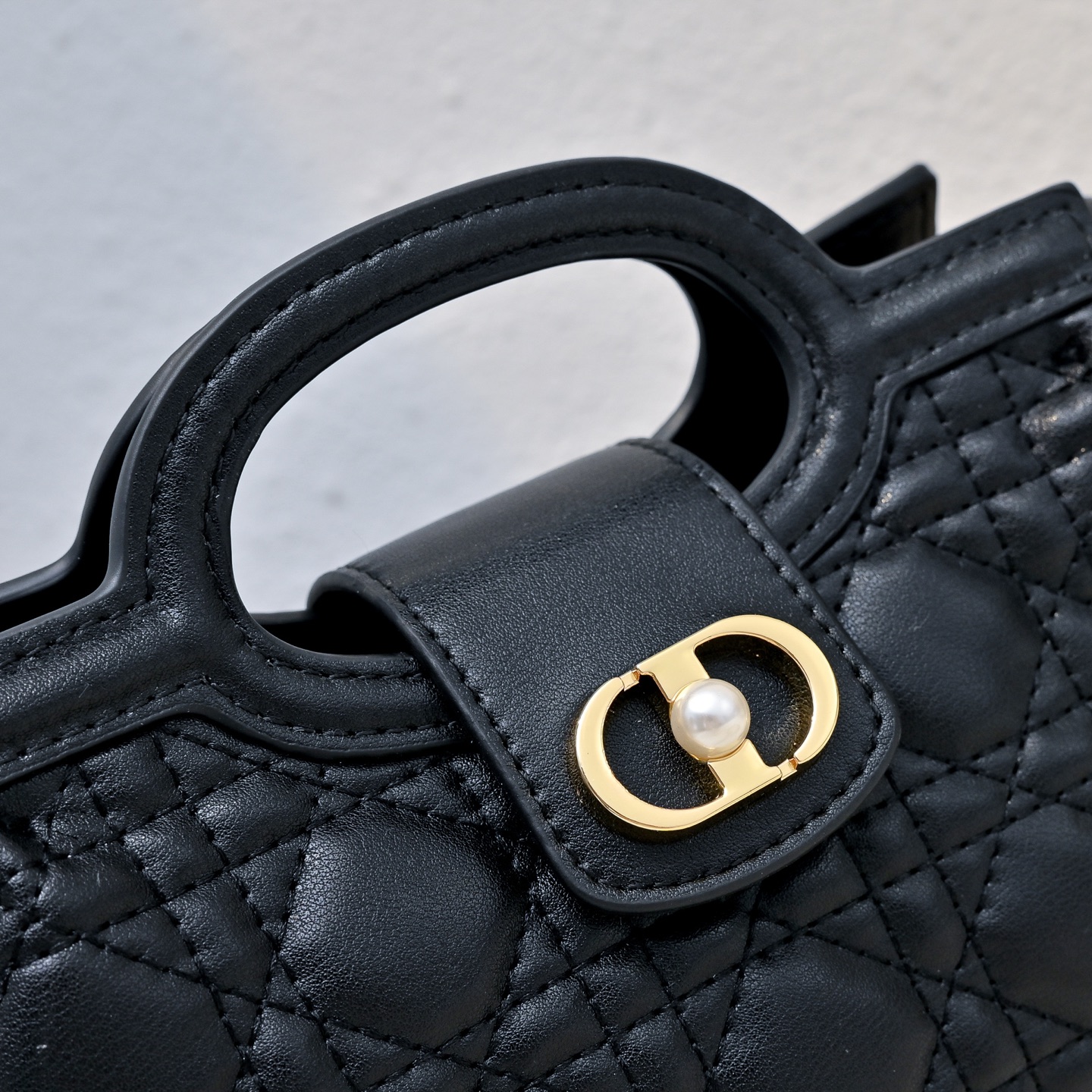 这款 Dior Jolie Top Handle 迷你链条手袋是二零二六早春成衣系列新品,呈现出优雅精致的设计。采用奶白 这款 Dior Jolie Top Handle 迷你链条手袋是二零二六早春成衣系列新品,呈现出优雅精致的设计。采用奶白