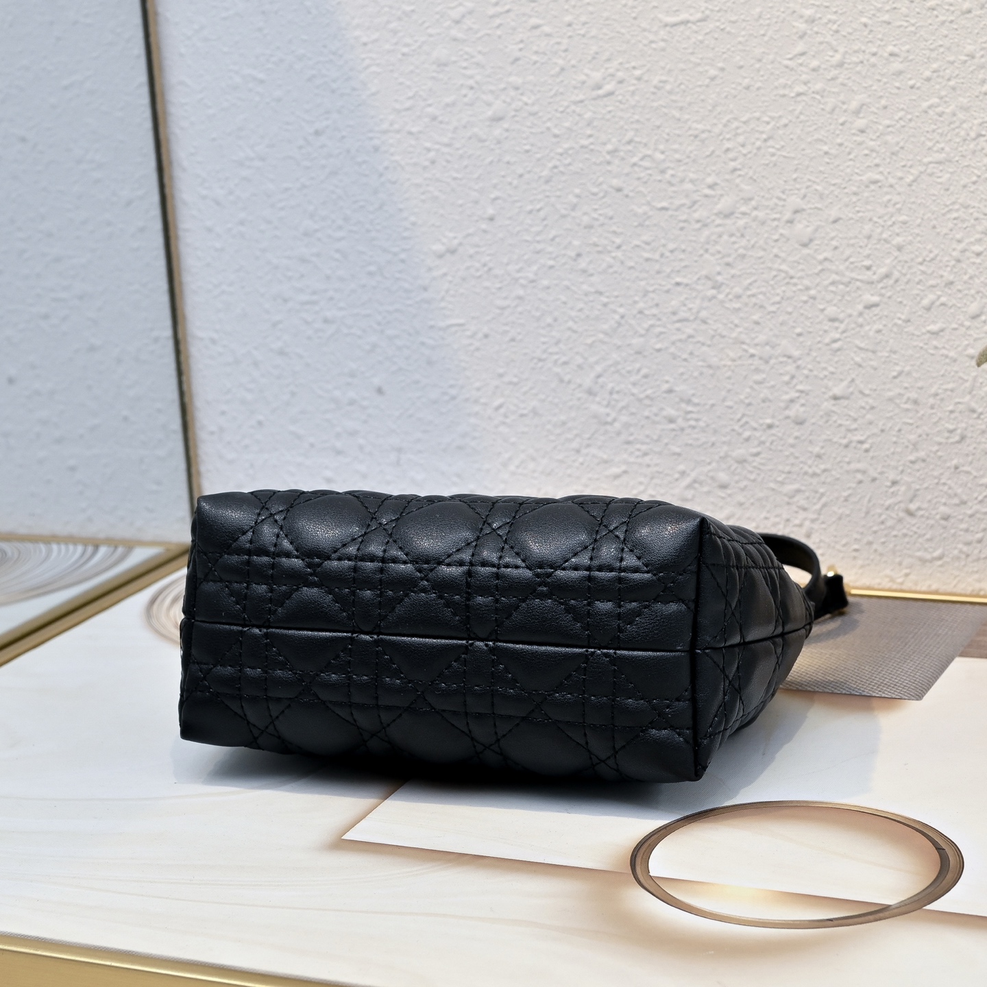 这款 Dior Jolie Top Handle 迷你链条手袋是二零二六早春成衣系列新品,呈现出优雅精致的设计。采用奶白 这款 Dior Jolie Top Handle 迷你链条手袋是二零二六早春成衣系列新品,呈现出优雅精致的设计。采用奶白
