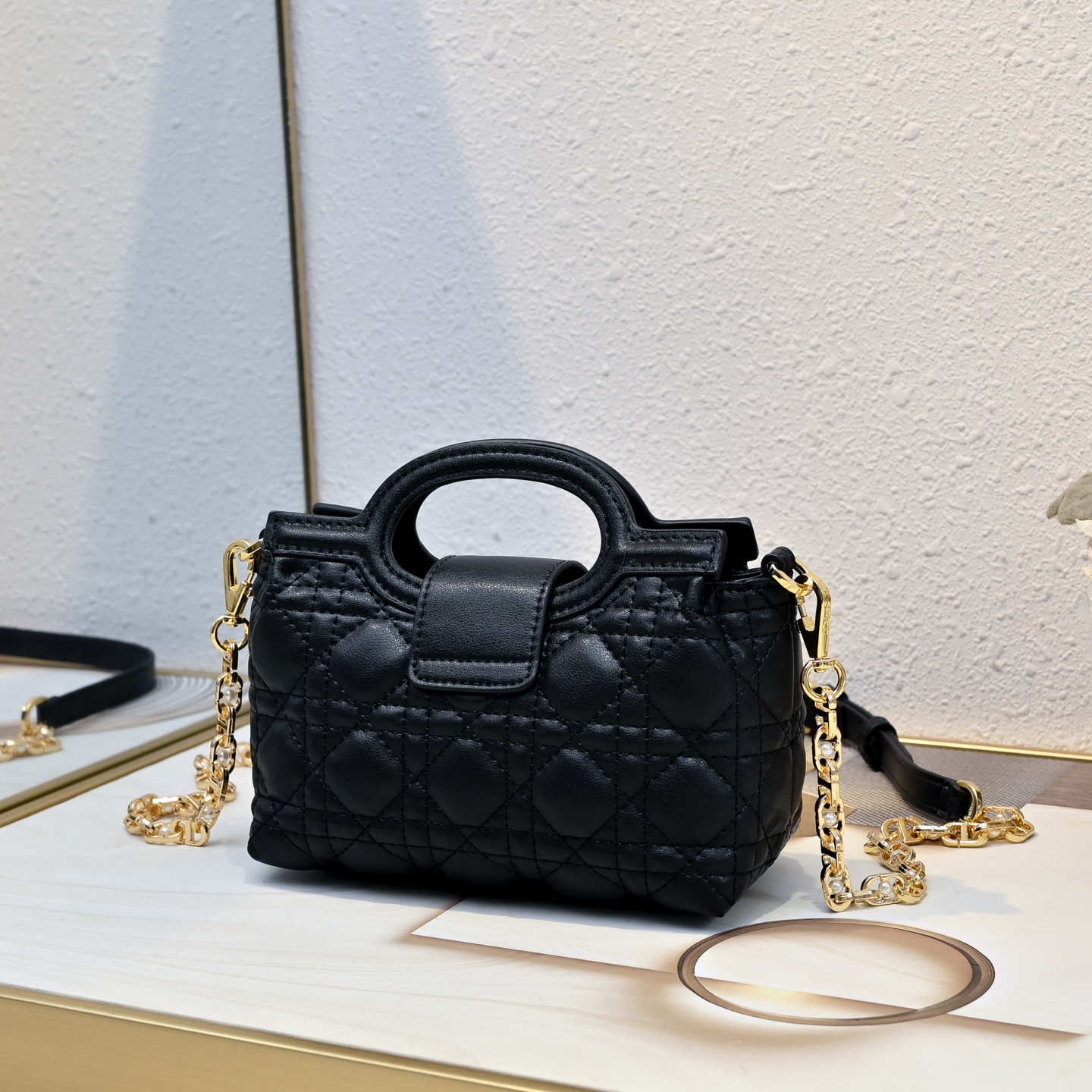 这款 Dior Jolie Top Handle 迷你链条手袋是二零二六早春成衣系列新品,呈现出优雅精致的设计。采用奶白 这款 Dior Jolie Top Handle 迷你链条手袋是二零二六早春成衣系列新品,呈现出优雅精致的设计。采用奶白