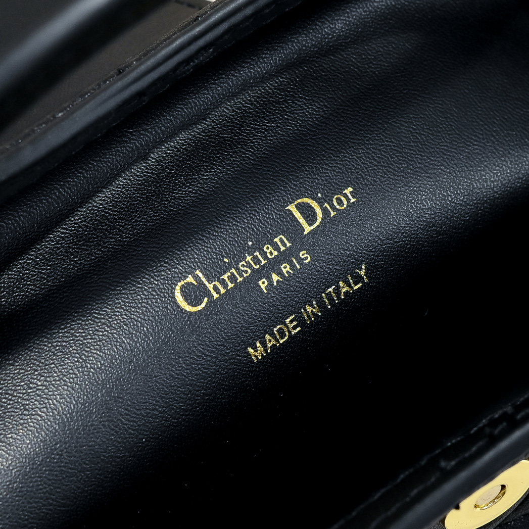 这款 Dior Jolie Top Handle 迷你链条手袋是二零二六早春成衣系列新品,呈现出优雅精致的设计。采用奶白 这款 Dior Jolie Top Handle 迷你链条手袋是二零二六早春成衣系列新品,呈现出优雅精致的设计。采用奶白