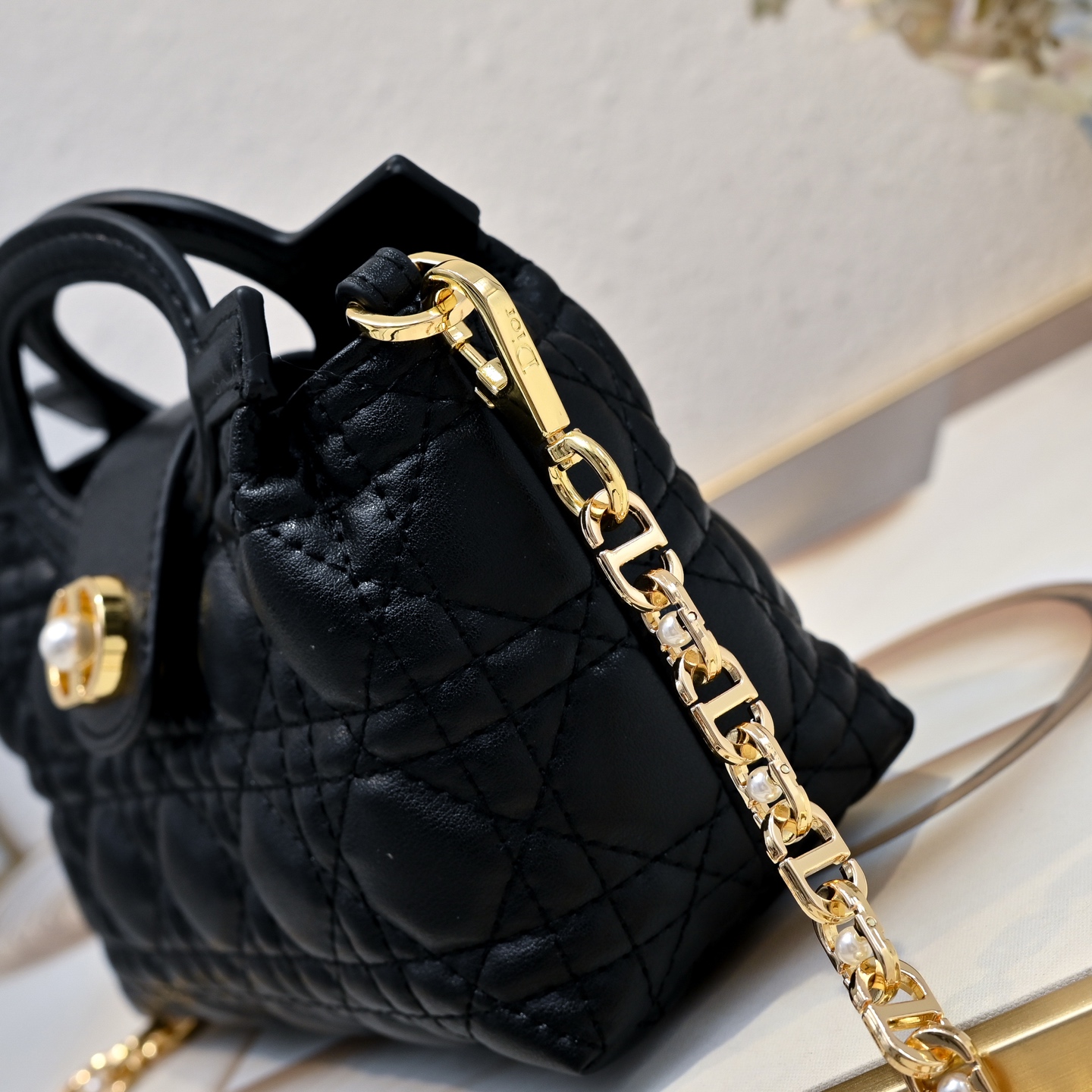这款 Dior Jolie Top Handle 迷你链条手袋是二零二六早春成衣系列新品,呈现出优雅精致的设计。采用奶白 这款 Dior Jolie Top Handle 迷你链条手袋是二零二六早春成衣系列新品,呈现出优雅精致的设计。采用奶白