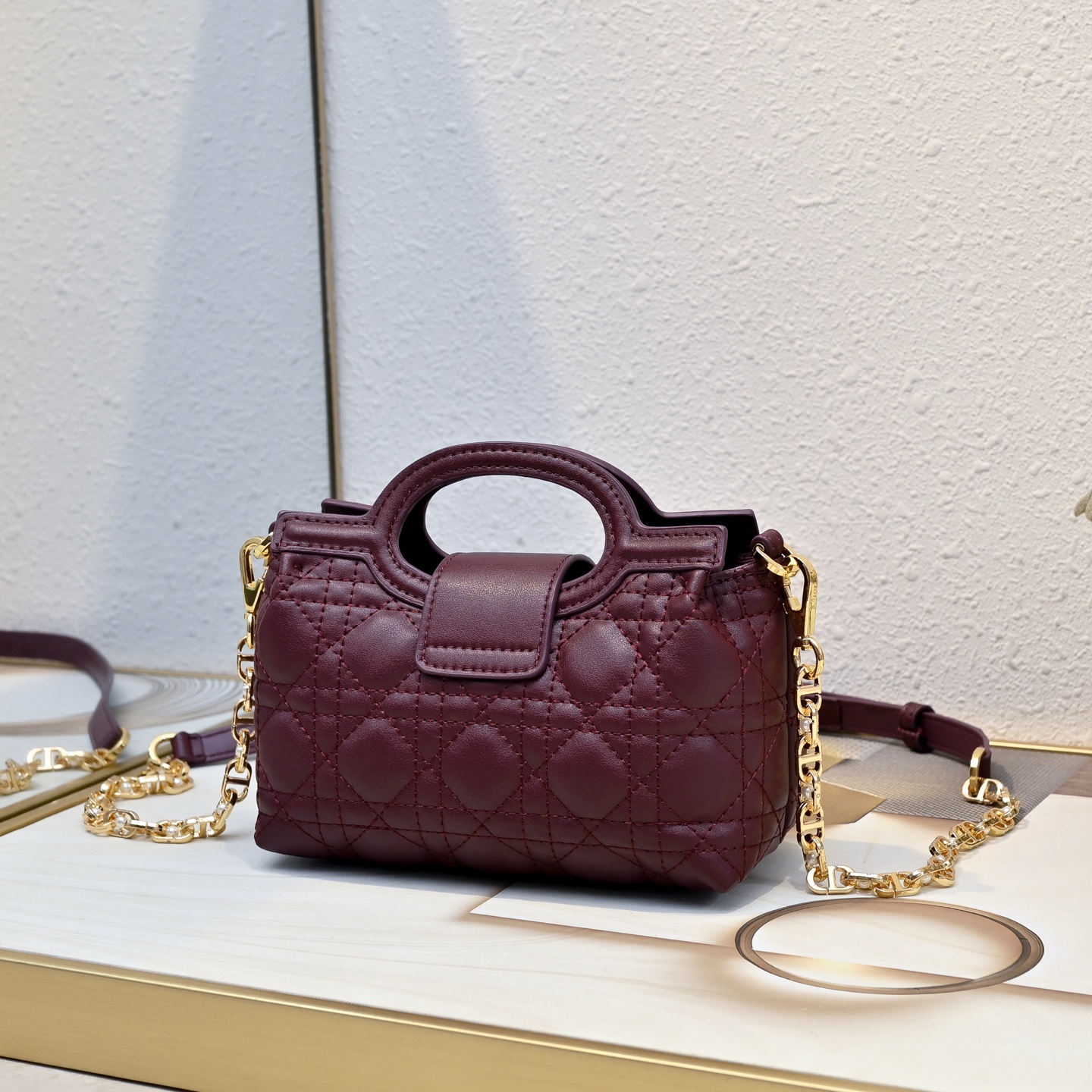 这款 Dior Jolie Top Handle 迷你链条手袋是二零二六早春成衣系列新品,呈现出优雅精致的设计。采用奶白 这款 Dior Jolie Top Handle 迷你链条手袋是二零二六早春成衣系列新品,呈现出优雅精致的设计。采用奶白