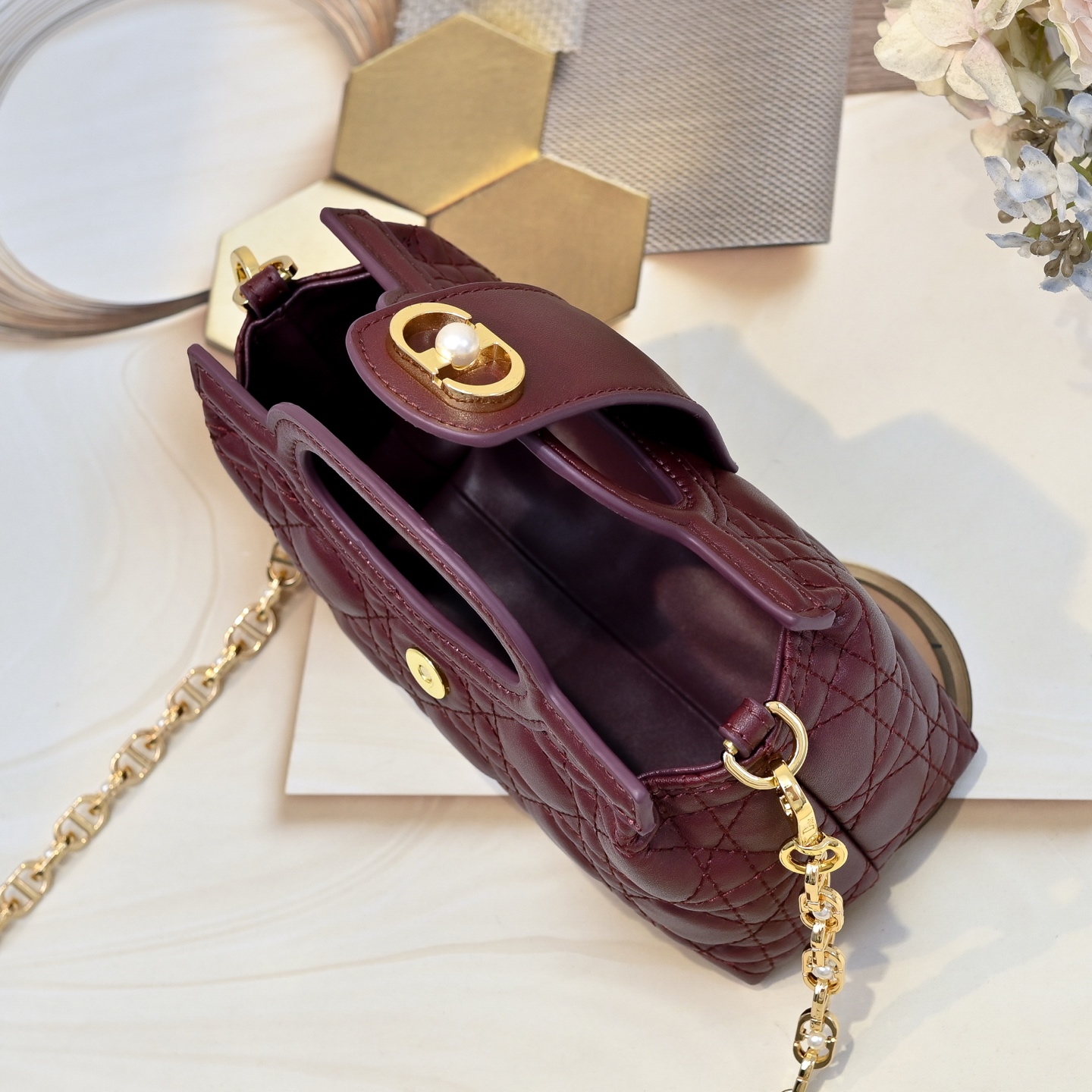 这款 Dior Jolie Top Handle 迷你链条手袋是二零二六早春成衣系列新品,呈现出优雅精致的设计。采用奶白 这款 Dior Jolie Top Handle 迷你链条手袋是二零二六早春成衣系列新品,呈现出优雅精致的设计。采用奶白