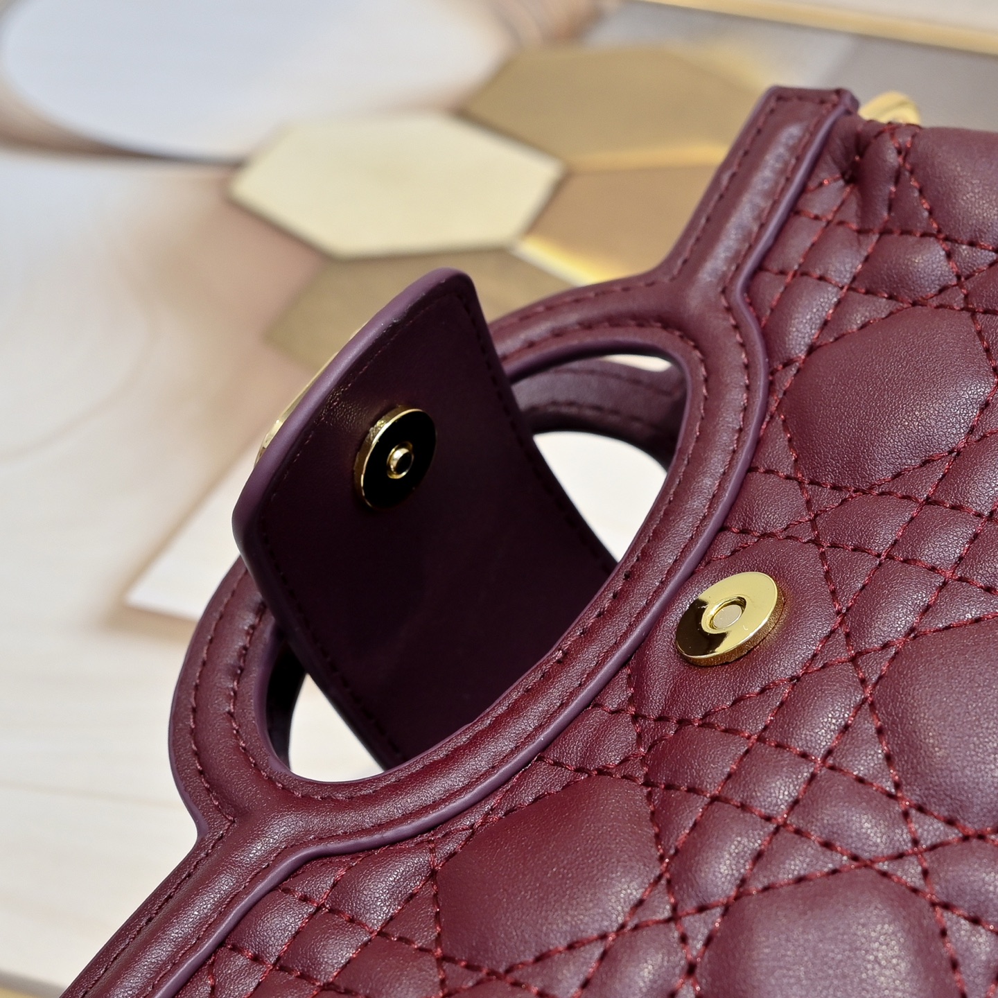 这款 Dior Jolie Top Handle 迷你链条手袋是二零二六早春成衣系列新品,呈现出优雅精致的设计。采用奶白 这款 Dior Jolie Top Handle 迷你链条手袋是二零二六早春成衣系列新品,呈现出优雅精致的设计。采用奶白