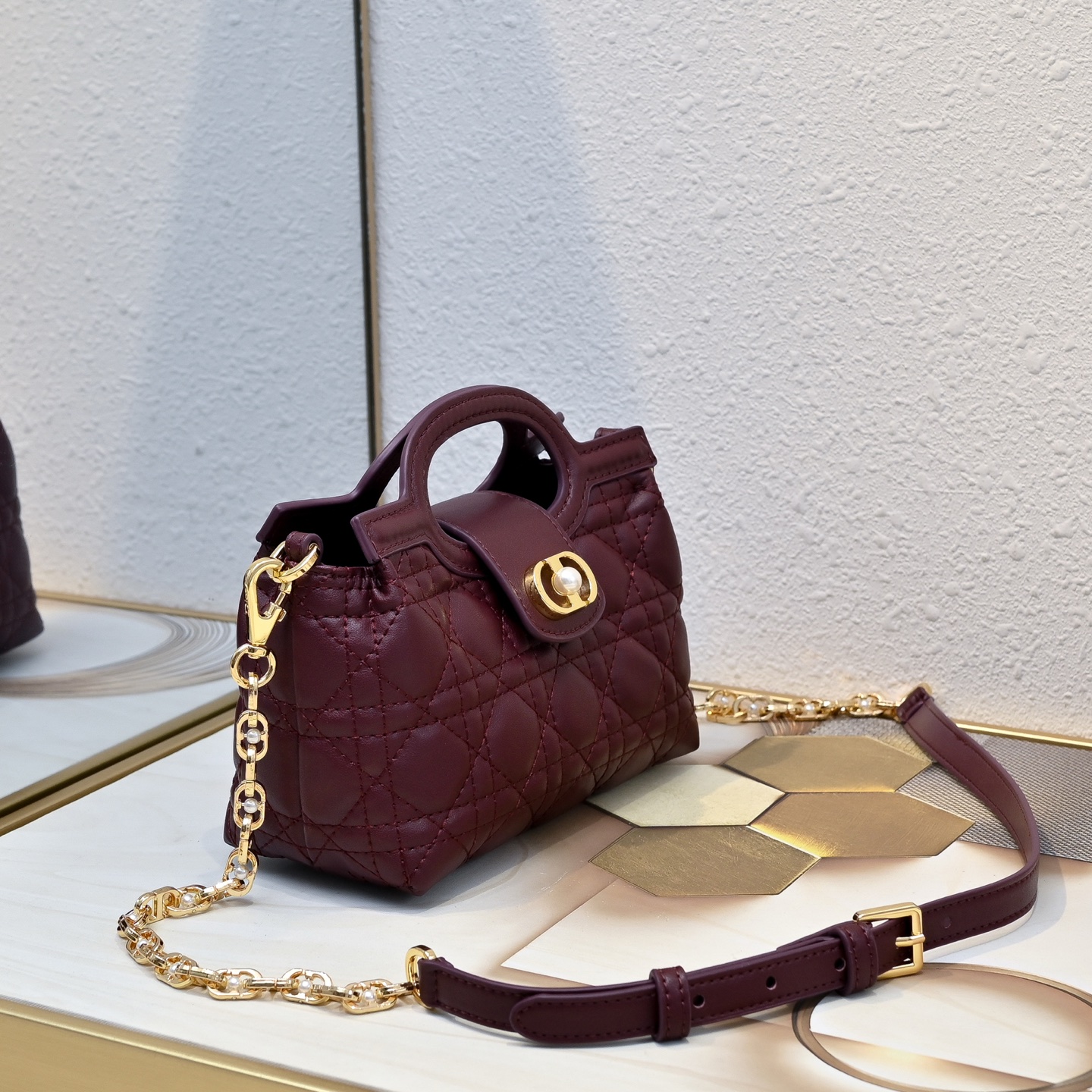 这款 Dior Jolie Top Handle 迷你链条手袋是二零二六早春成衣系列新品,呈现出优雅精致的设计。采用奶白 这款 Dior Jolie Top Handle 迷你链条手袋是二零二六早春成衣系列新品,呈现出优雅精致的设计。采用奶白