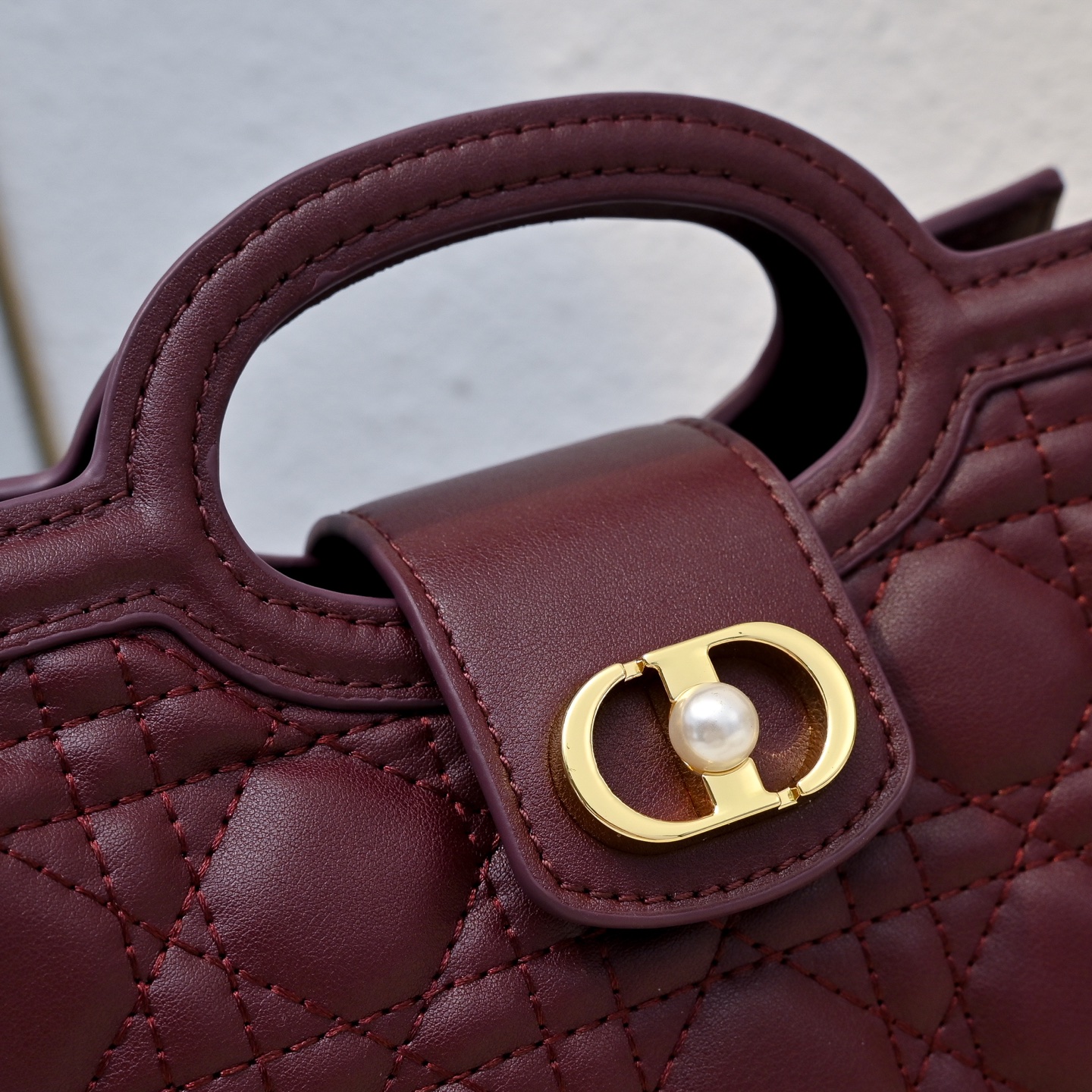 这款 Dior Jolie Top Handle 迷你链条手袋是二零二六早春成衣系列新品,呈现出优雅精致的设计。采用奶白 这款 Dior Jolie Top Handle 迷你链条手袋是二零二六早春成衣系列新品,呈现出优雅精致的设计。采用奶白