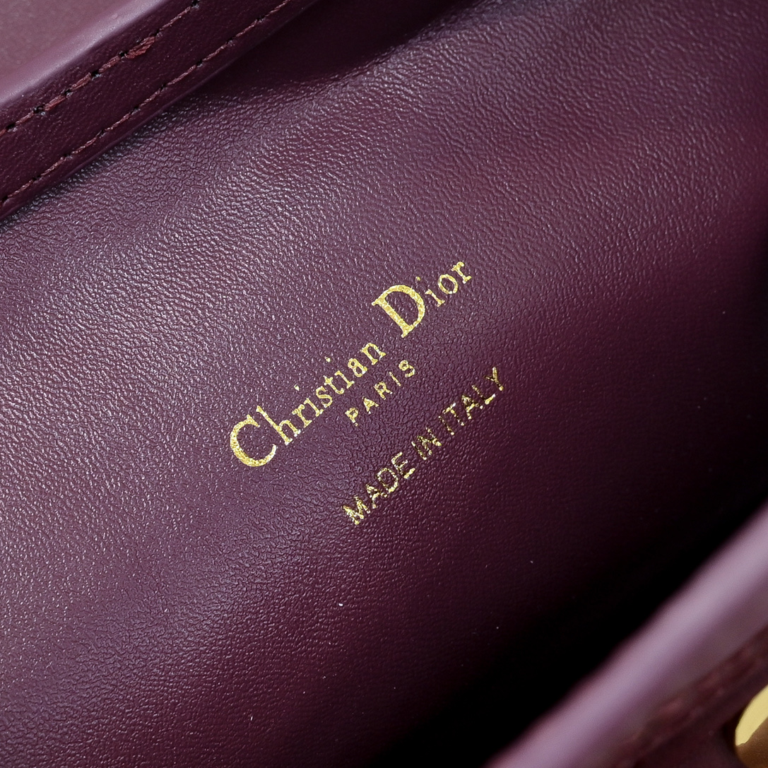 这款 Dior Jolie Top Handle 迷你链条手袋是二零二六早春成衣系列新品,呈现出优雅精致的设计。采用奶白 这款 Dior Jolie Top Handle 迷你链条手袋是二零二六早春成衣系列新品,呈现出优雅精致的设计。采用奶白