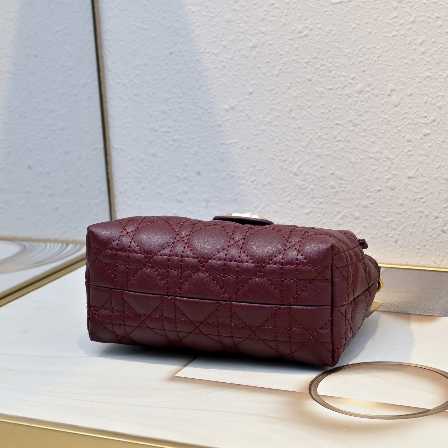 这款 Dior Jolie Top Handle 迷你链条手袋是二零二六早春成衣系列新品,呈现出优雅精致的设计。采用奶白 这款 Dior Jolie Top Handle 迷你链条手袋是二零二六早春成衣系列新品,呈现出优雅精致的设计。采用奶白