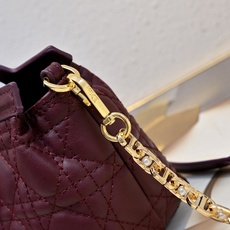 这款 Dior Jolie Top Handle 迷你链条手袋是二零二六早春成衣系列新品,呈现出优雅精致的设计。采用奶白 这款 Dior Jolie Top Handle 迷你链条手袋是二零二六早春成衣系列新品,呈现出优雅精致的设计。采用奶白