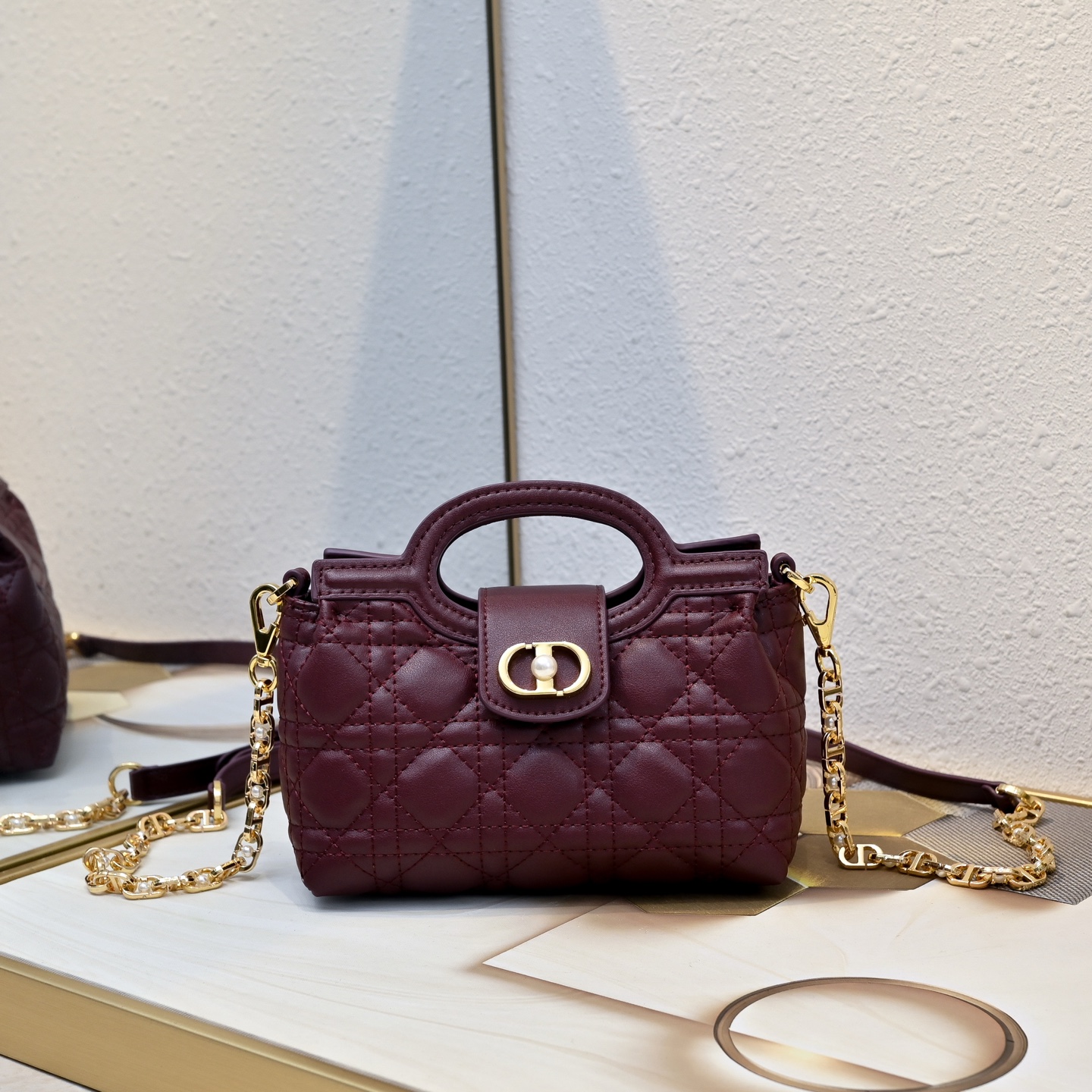 这款 Dior Jolie Top Handle 迷你链条手袋是二零二六早春成衣系列新品,呈现出优雅精致的设计。采用奶白 这款 Dior Jolie Top Handle 迷你链条手袋是二零二六早春成衣系列新品,呈现出优雅精致的设计。采用奶白