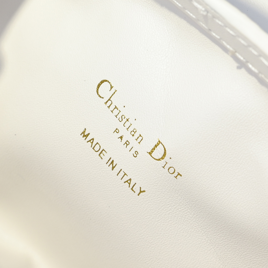 这款 Dior Jolie Top Handle 迷你链条手袋是二零二六早春成衣系列新品,呈现出优雅精致的设计。采用奶白 这款 Dior Jolie Top Handle 迷你链条手袋是二零二六早春成衣系列新品,呈现出优雅精致的设计。采用奶白